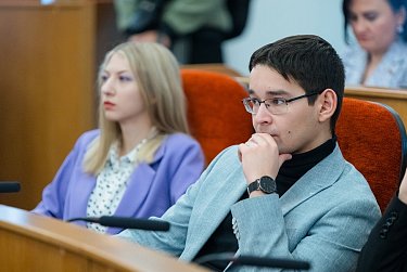 Для студентов ОГУ провели экскурсию по областному парламенту